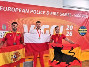 Medaliści stoją z flagami na podium. Medaliści stoją z flagami na podium.