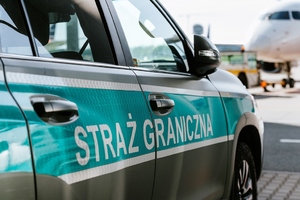 Samochód Straży Granicznej na płycie lotniska. Samochód Straży Granicznej na płycie lotniska.