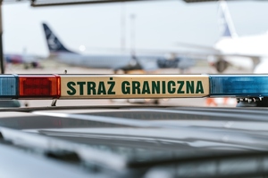 Pojazd Straży Granicznej na płycie lotniska. Pojazd Straży Granicznej na płycie lotniska.